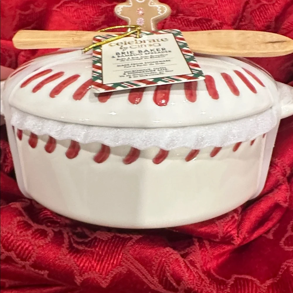 NWT Brie Baker with Red Accents and Bamboo Spreader - Picture 3 of 4